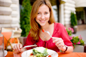 woman-eating-salad-at-cafe_mykoeh